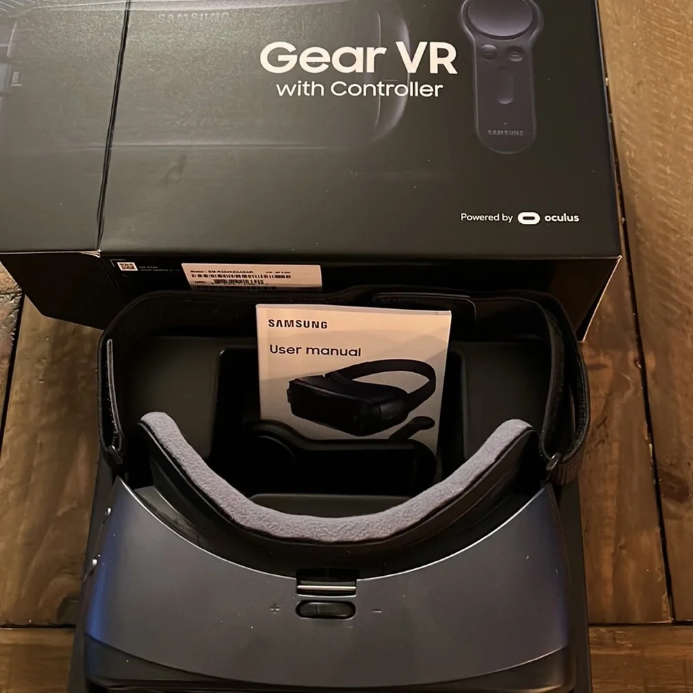 New never used! Samsung Gear VR with Controller